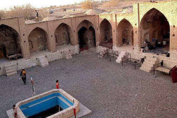 کاروانسرای پاسنگان تمیز می شود کاروانسرای پاسنگان تمیز می گردد