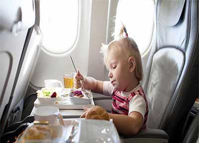 چگونه کودک خود را در هواپیما سرگرم کنیم؟