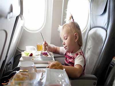 چگونه کودک خود را در هواپیما سرگرم کنیم؟