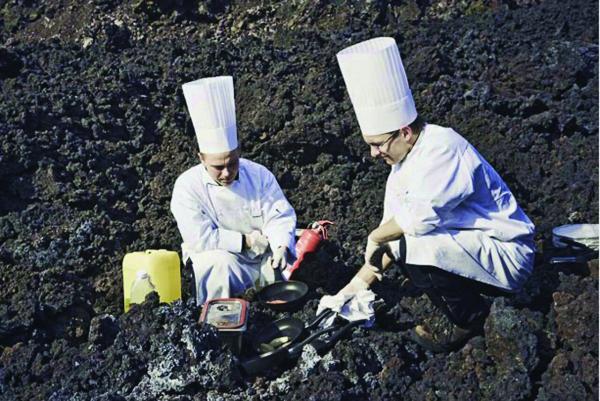 پختن غذا روی گدازه های آتشفشان ؛ تصاویری از عجیب ترین رستوران جهان