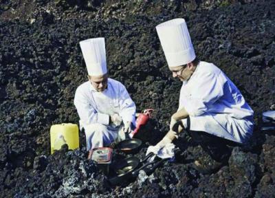 پختن غذا روی گدازه های آتشفشان ؛ تصاویری از عجیب ترین رستوران جهان