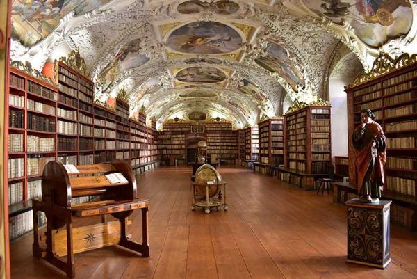 کلمنتینوم؛ زیباترین کتابخانه جهان در پراگ