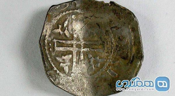 کشف سکه های قرن دوازدهمی با استفاده از دستگاه فلزیاب کشف سکه های قرن دوازدهمی با استفاده از دستگاه فلزیاب
